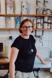 Cornelie Weiss in ihrem Atelier