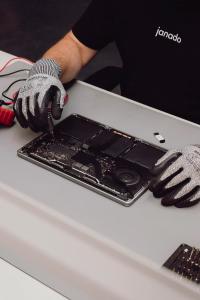 Janado Nahaufnahme, Mitarbeiter schraubt an iPad