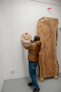 Jan Tesche zeigt seine Objekte im Showroom