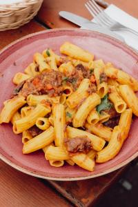 Pasta Bolognese im Rigatoni & Riesling