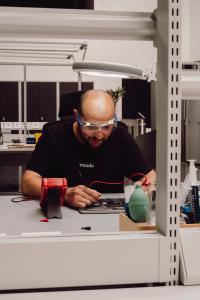 Janado Mitarbeiter schraubt an iPad