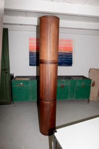 Holzobjekt im Showroom von Jan Tesche