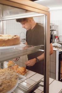 Kuchen wird auf einen Teller gelegt