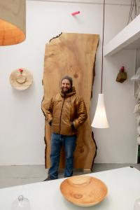 Jan Tesche vor einem seiner Designobjekte