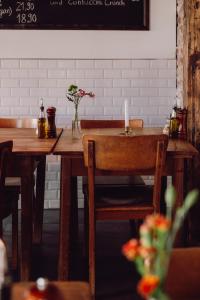 Rigatoni & Riesling Tisch