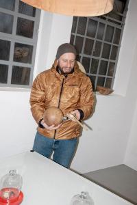 Jan Tesche mit einem Schlüsselobjekt