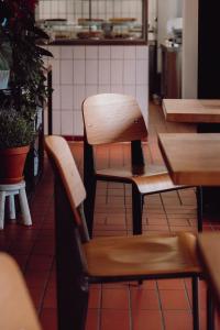 Stühle im Böhler Café