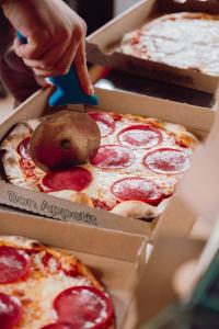 Pizza wird geschnitten