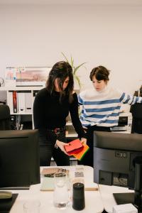 Mercedes und Estela suchen Stoffe aus