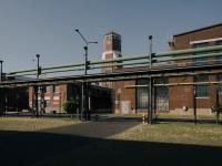Gebäude 34 mit Blick auf den Wasserturm im Hintergrund