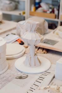 Porzellanvase im Herstellungsprozess