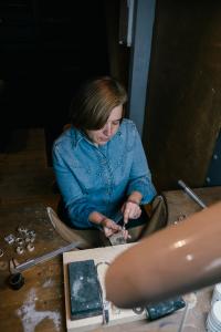 Katja Voscht feilt an einem Ring