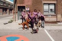Teamfoto Tierarzt mit Mitarbeiterinnen und Hunden
