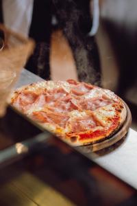 Pizza frisch aus dem Ofen