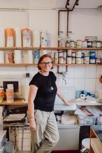 Cornelie Weiss in ihrem Atelier
