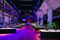 Fahrradausstellung Cyclingworld in einer Halle mit Industriecharme