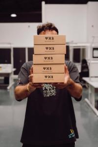 Janado Kartons werden von einem Mitarbeiter hochgehalten