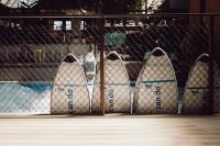 Surfbretter im RheinRiff lehnen am Zaun