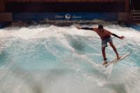 Surfer in Action auf der Welle im RheinRiff