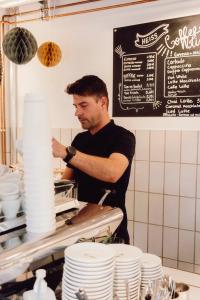 Barista bereitet Kaffee zu.