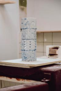 Eine handgemachte Porzellanvase