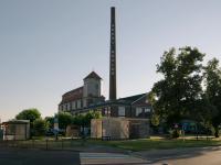 Kreisverkehr mit Blick auf Altes Kesselhaus und Schornstein