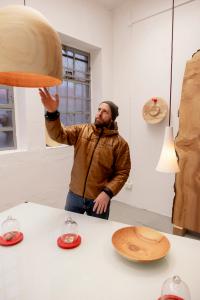 Jan Tesche im Showroom zeigt seine Objekte