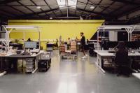 Janado Innenansicht Mitarbeiter schiebt Rollwagen mit Kartons