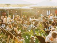 Böhler Sommer Konzert, Besucher in Liegestühlen