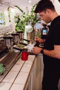 Barista bereitet einen Cappuccino zu