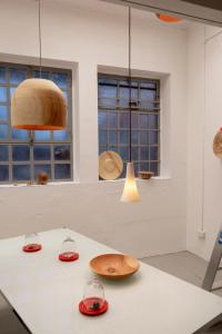 Showroom von Jan Tesche mit Holzobjekten