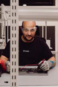 Janado Mitarbeiter schraubt an iPad