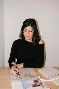 Mercedes zeichnet etwas auf