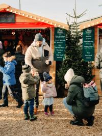 Eine Familie auf dem Weihnachtszauber