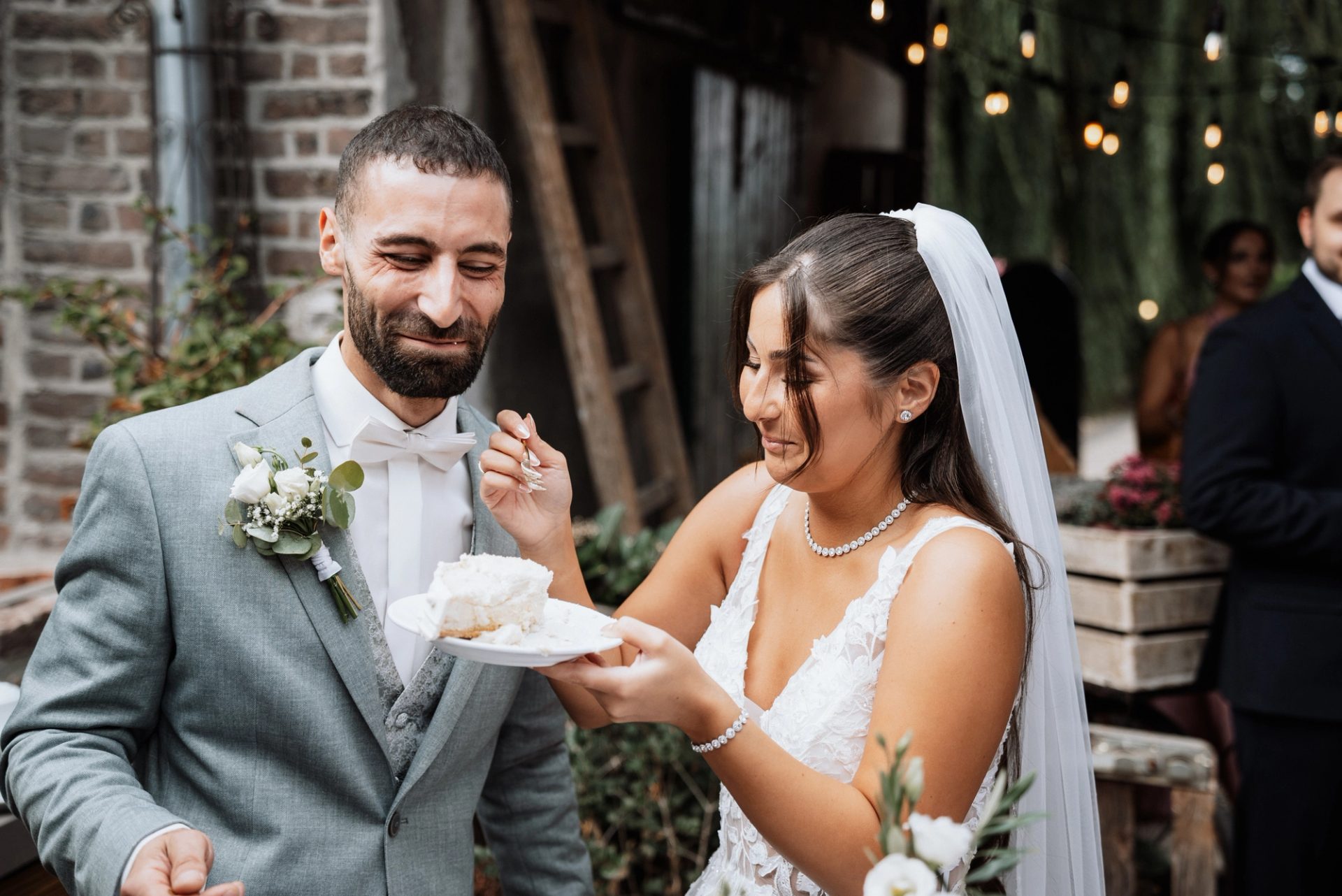 Timur mit Sahne im Gesicht, Merve lacht über ihn