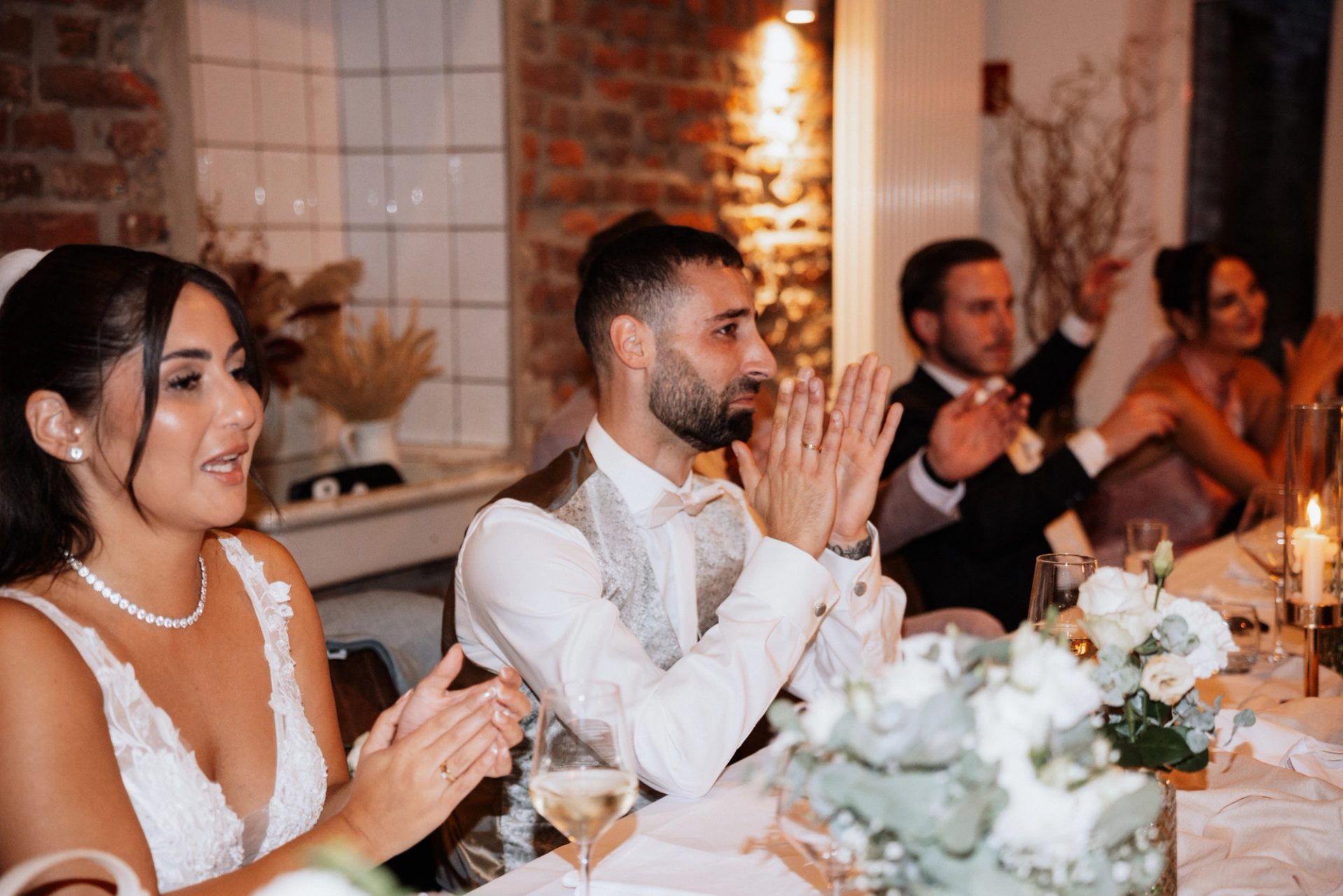 Timur applaudiert bei den Reden am Abend