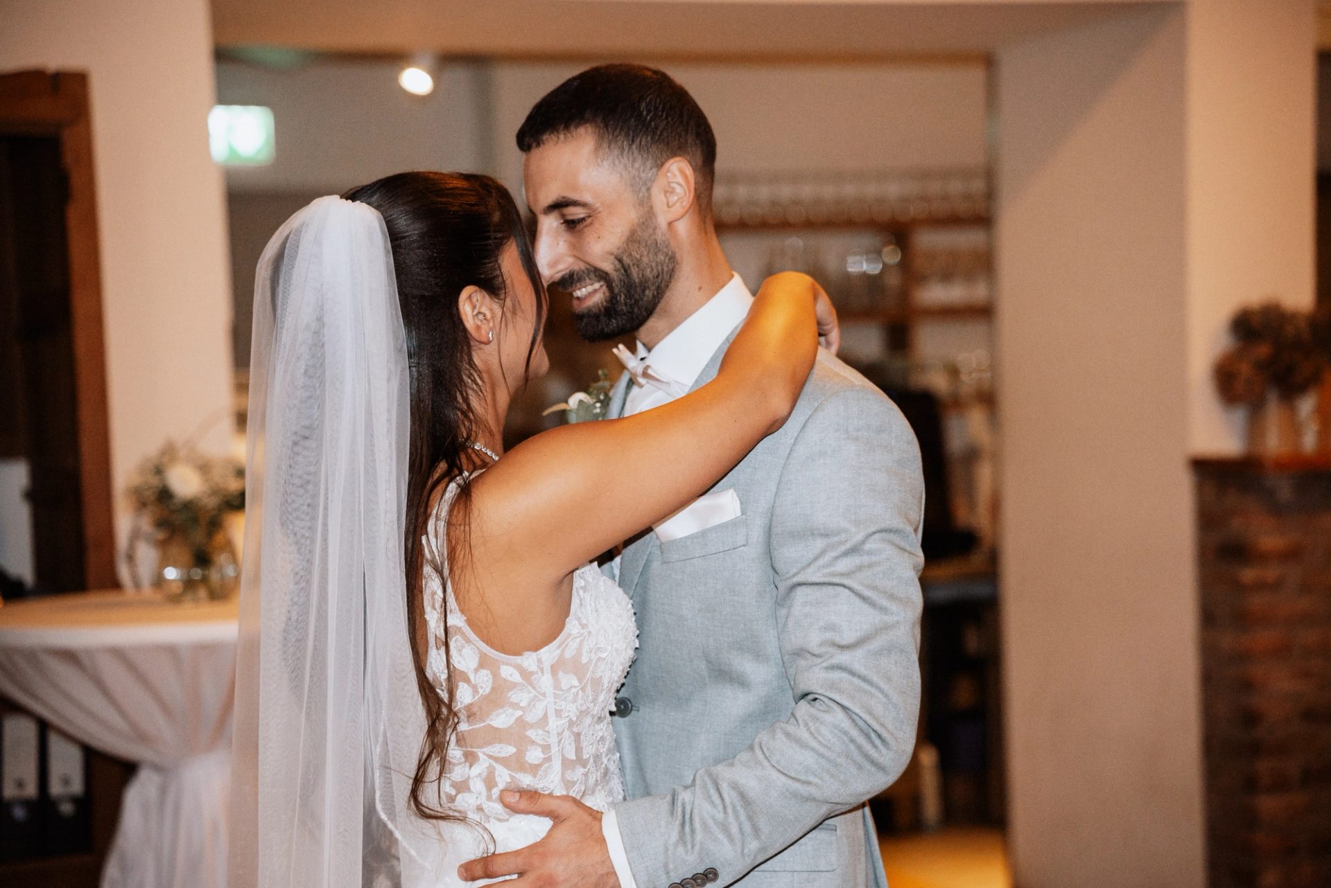 Merve und Timur tanzen eng umschlungen