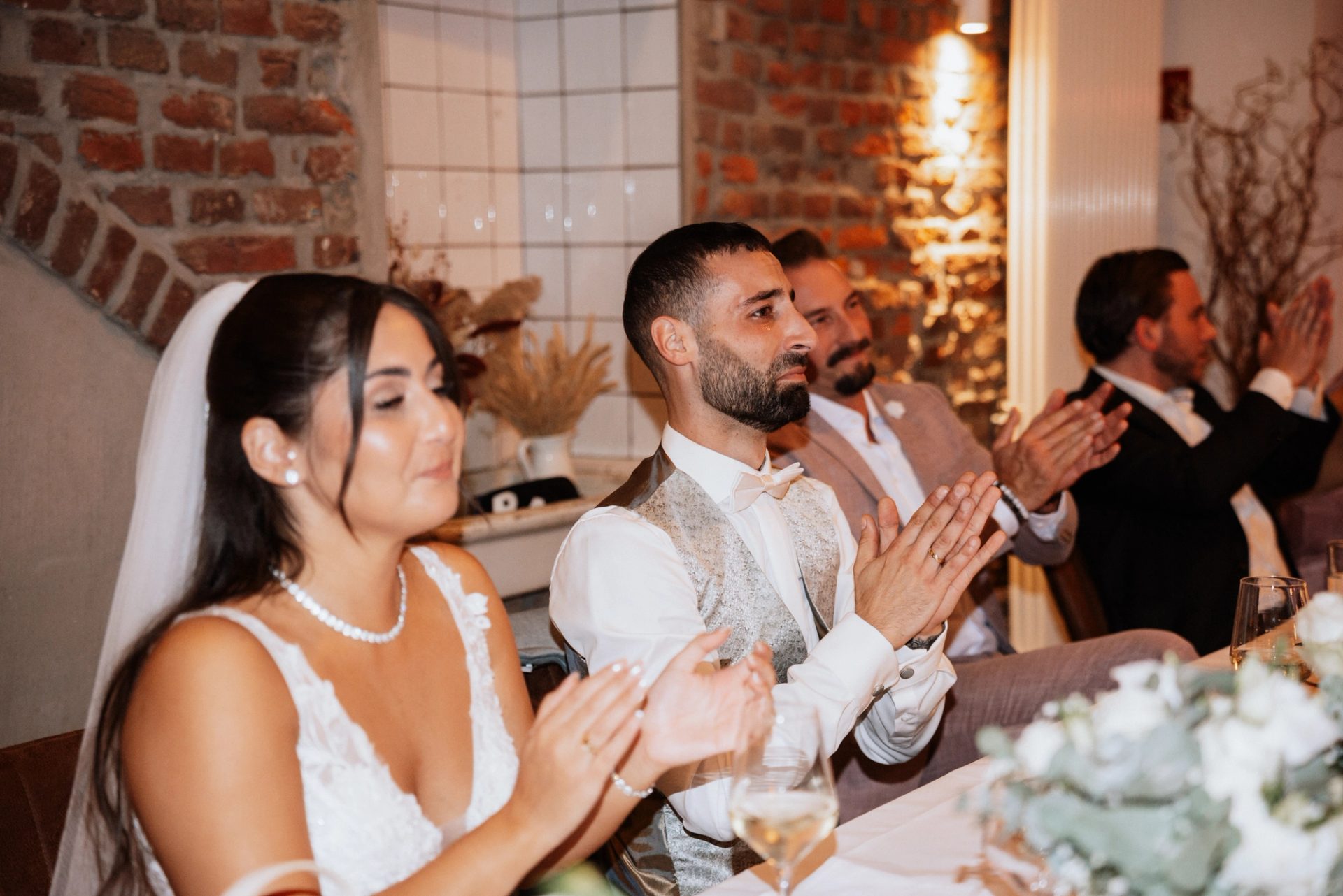 Merve applaudiert neben Timur am Brauttisch
