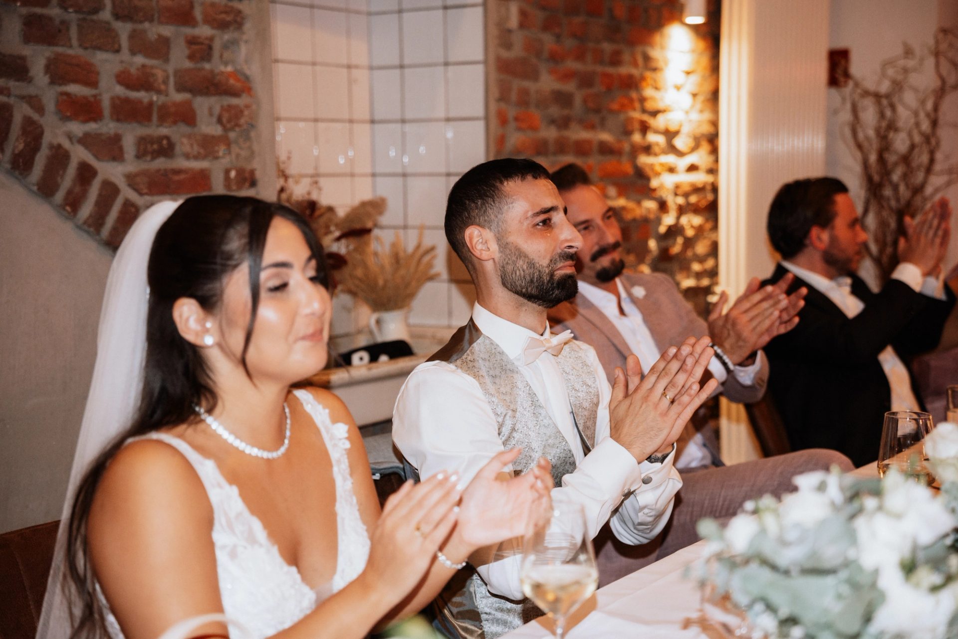 Merve applaudiert neben Timur am Brauttisch