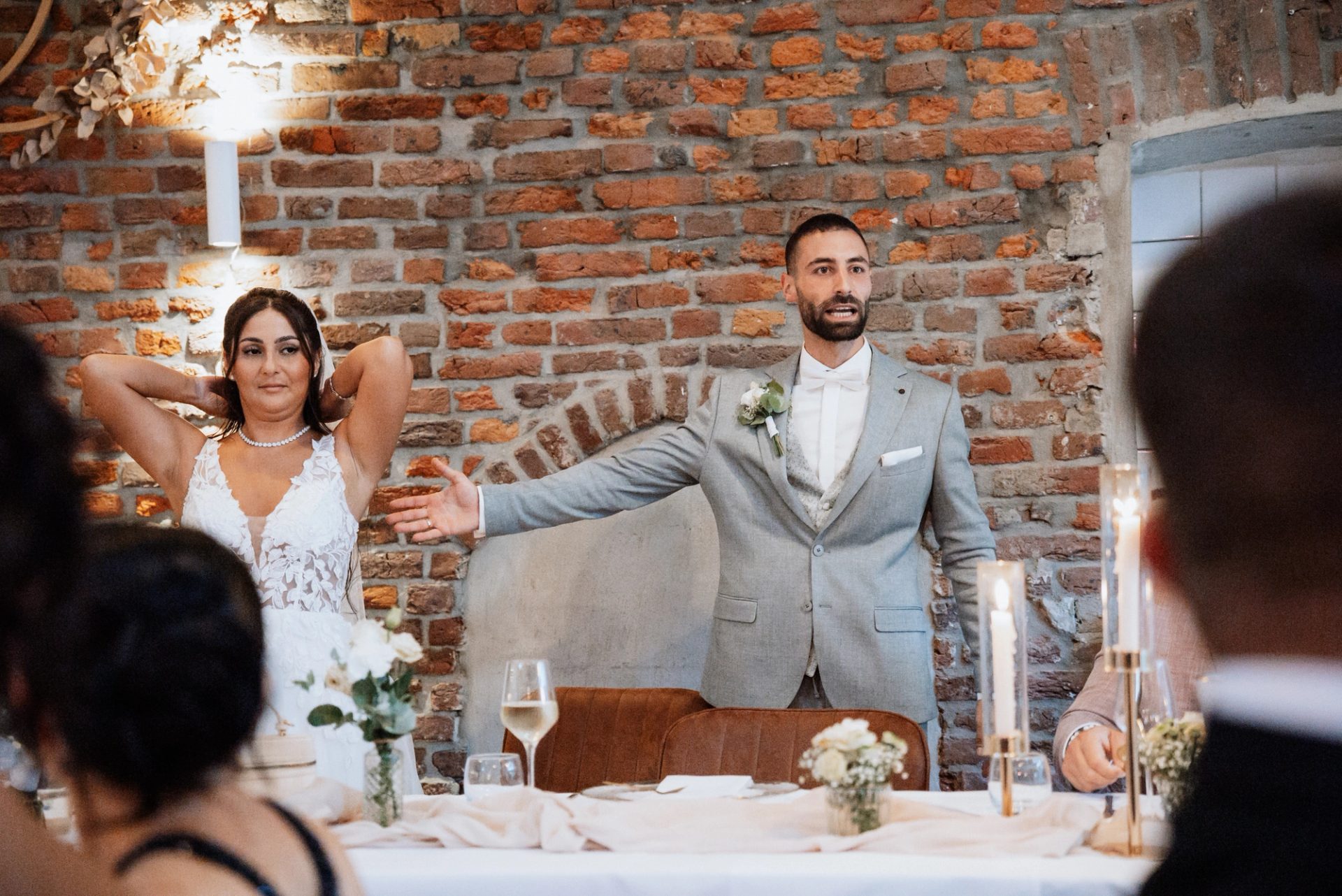 Merve und Timur kommen in den Festsaal, Timur breitet die Arme aus