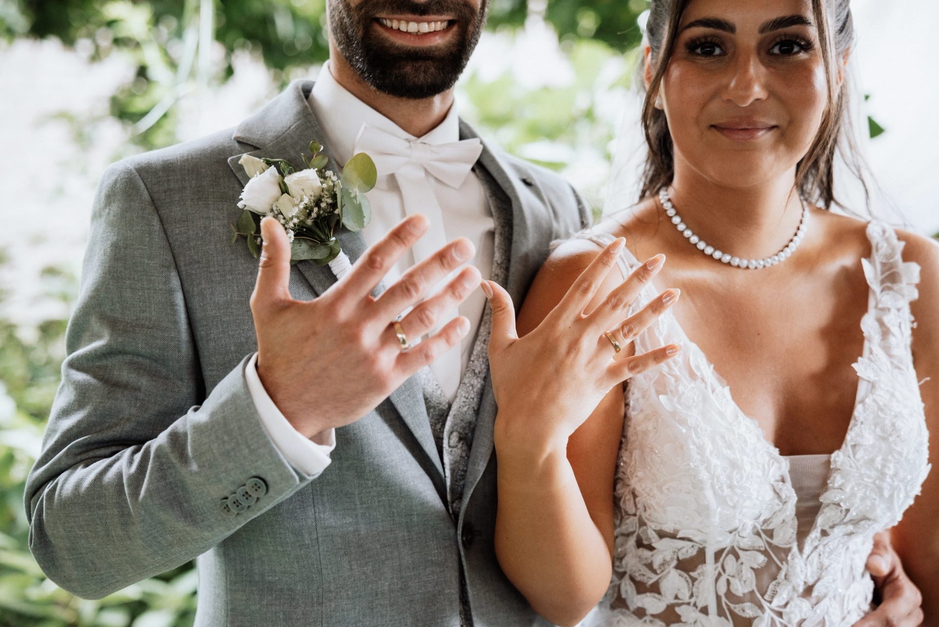 Merve und Timur zeigen ihre Eheringe