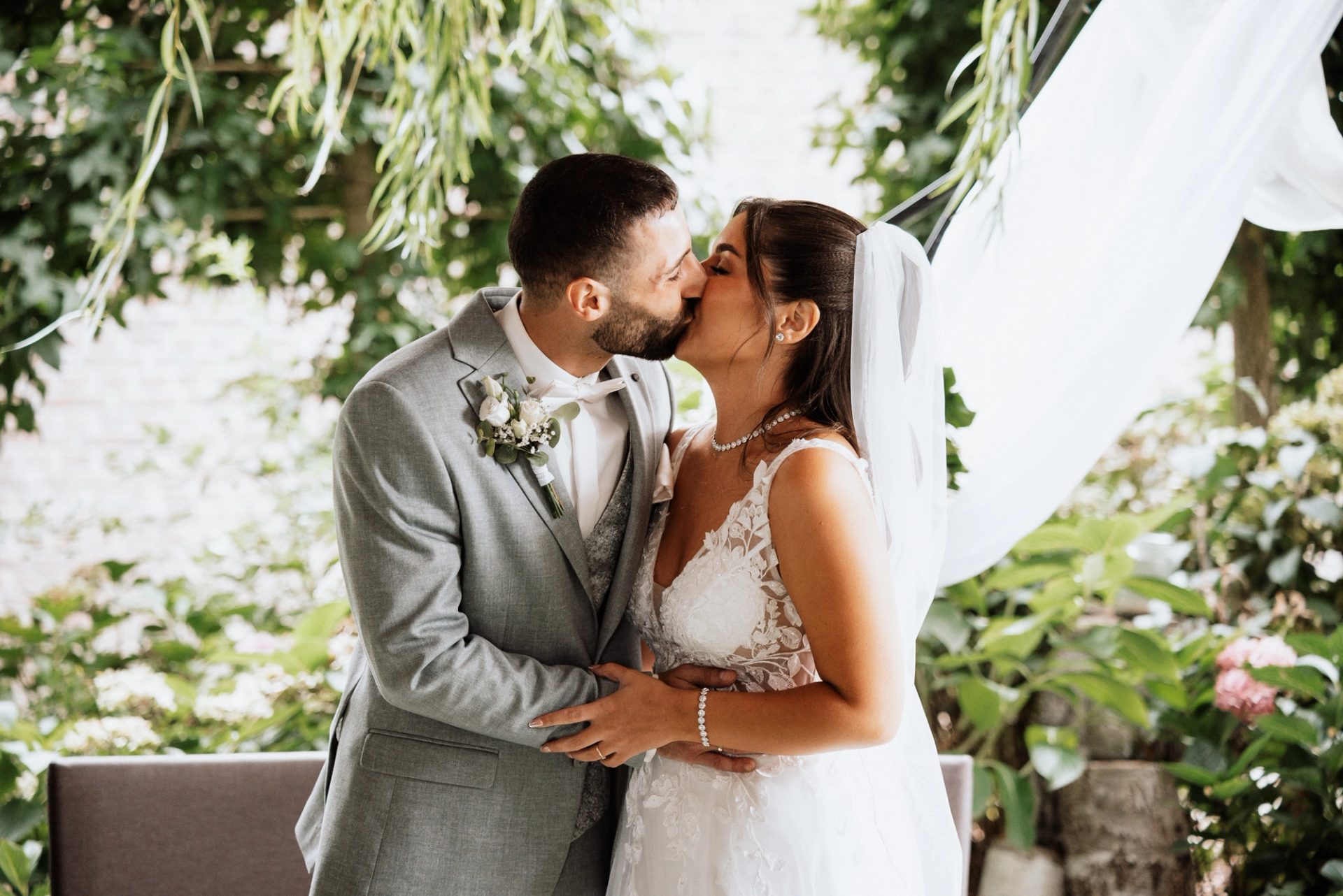 Merve und Timur küssen sich, Timur hält sie an der Taille
