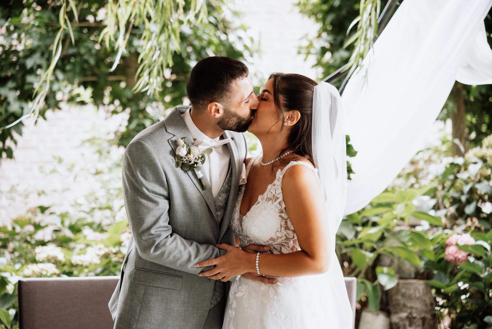 Merve und Timur küssen sich, Timur hält sie an der Taille