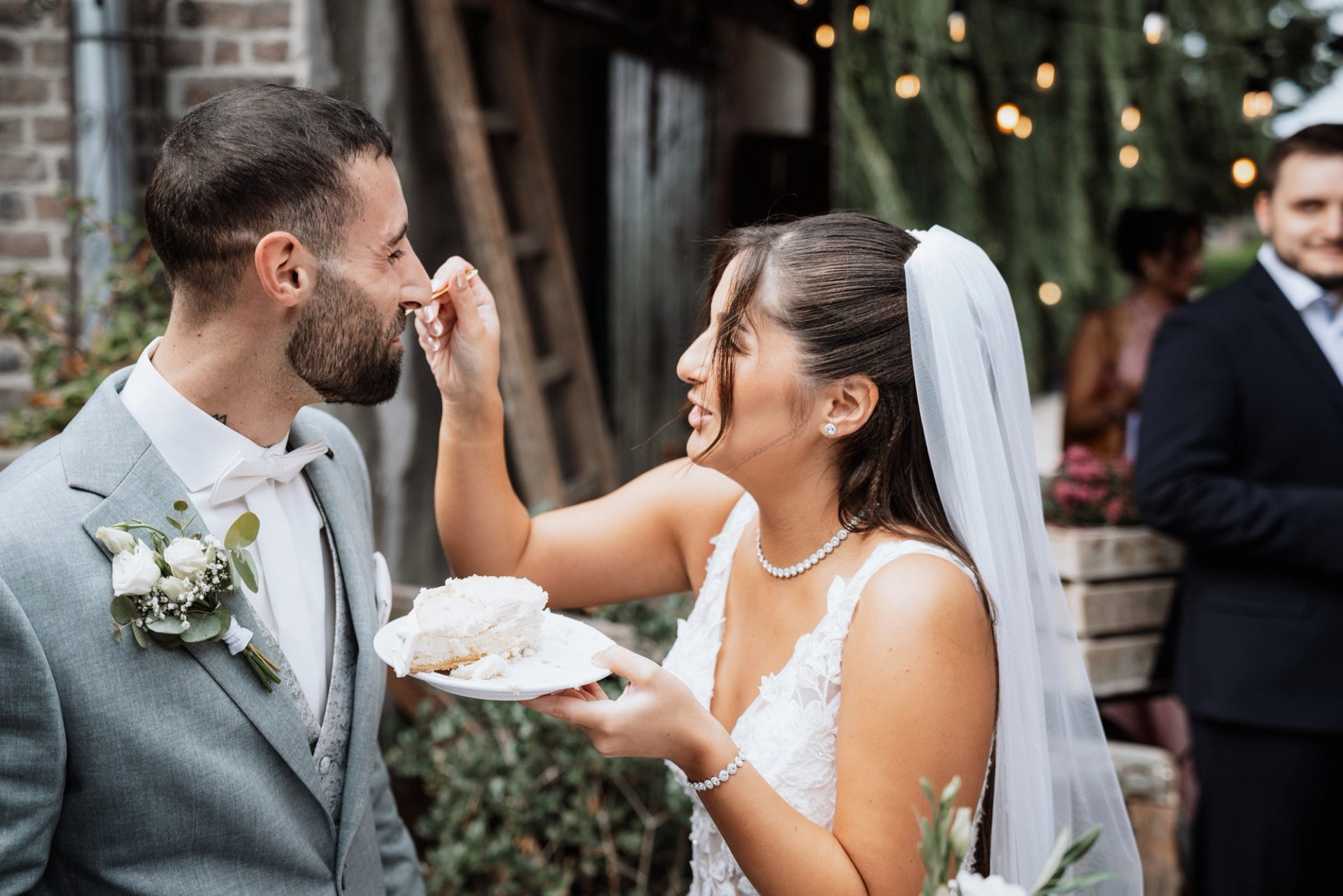 Merve füttert Timur mit Torte und lacht