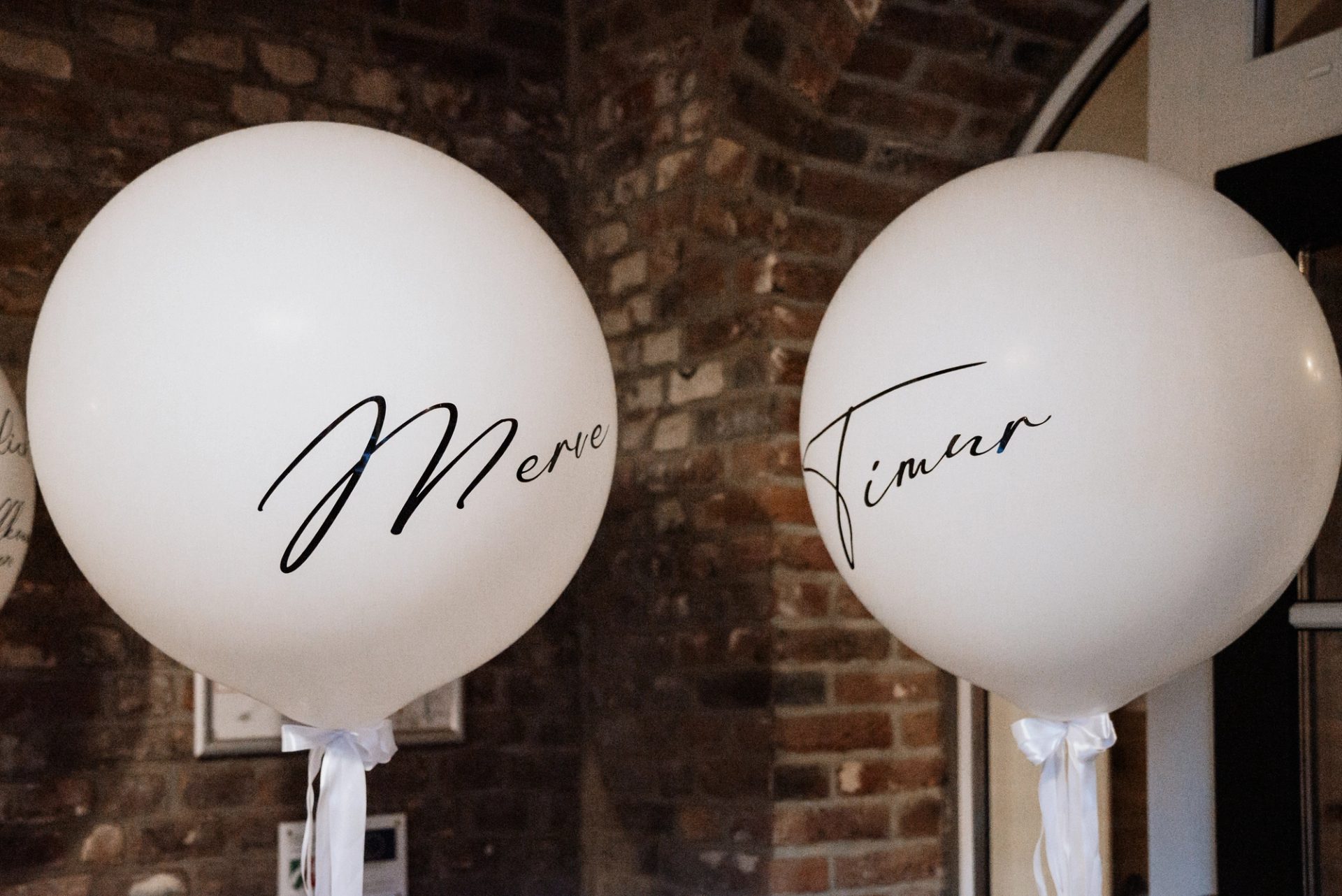 Zwei weiße Ballons mit den Namen Merve und Timur