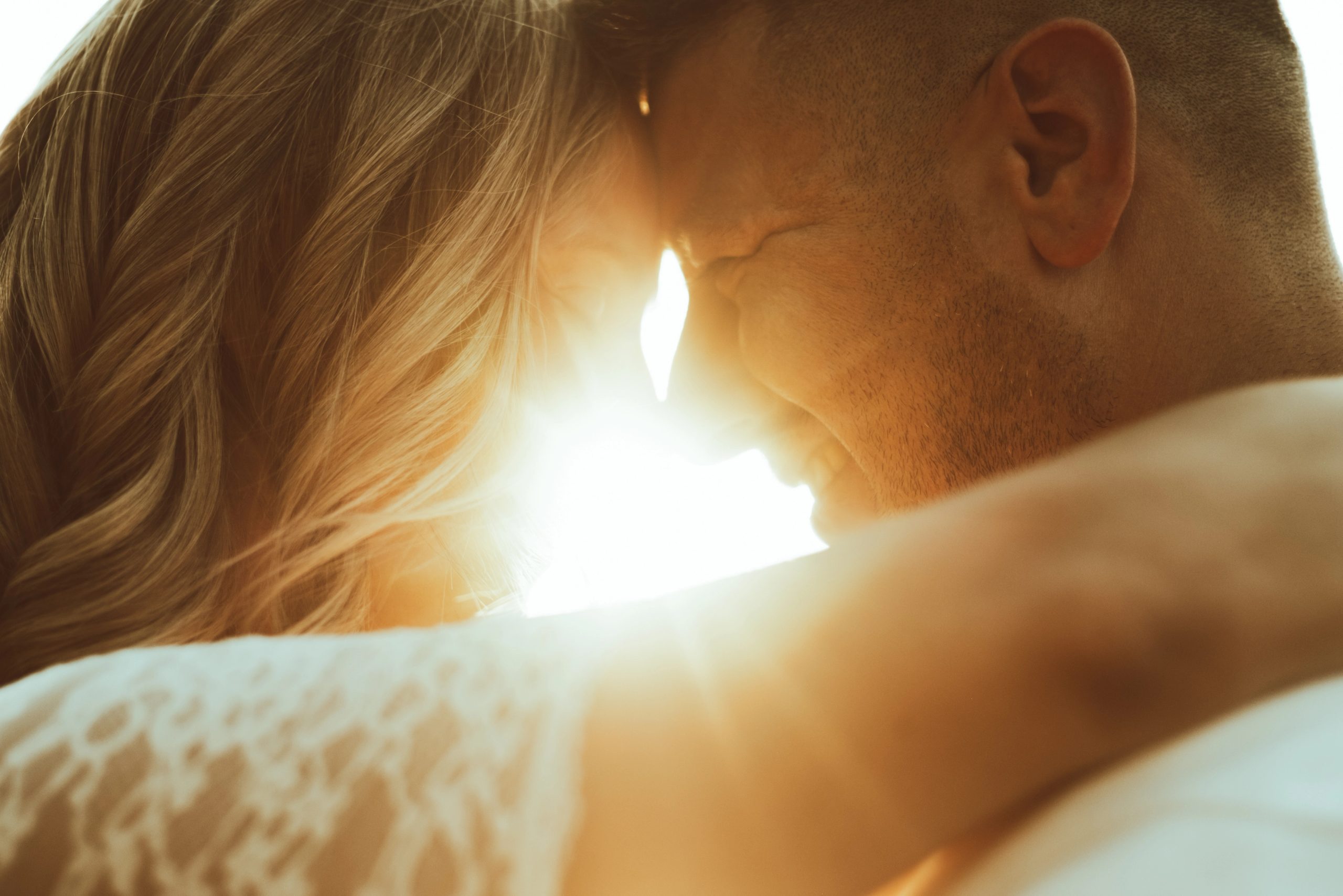 Sabrina und Alaattin Sonnenuntergang in ihrem Gesicht