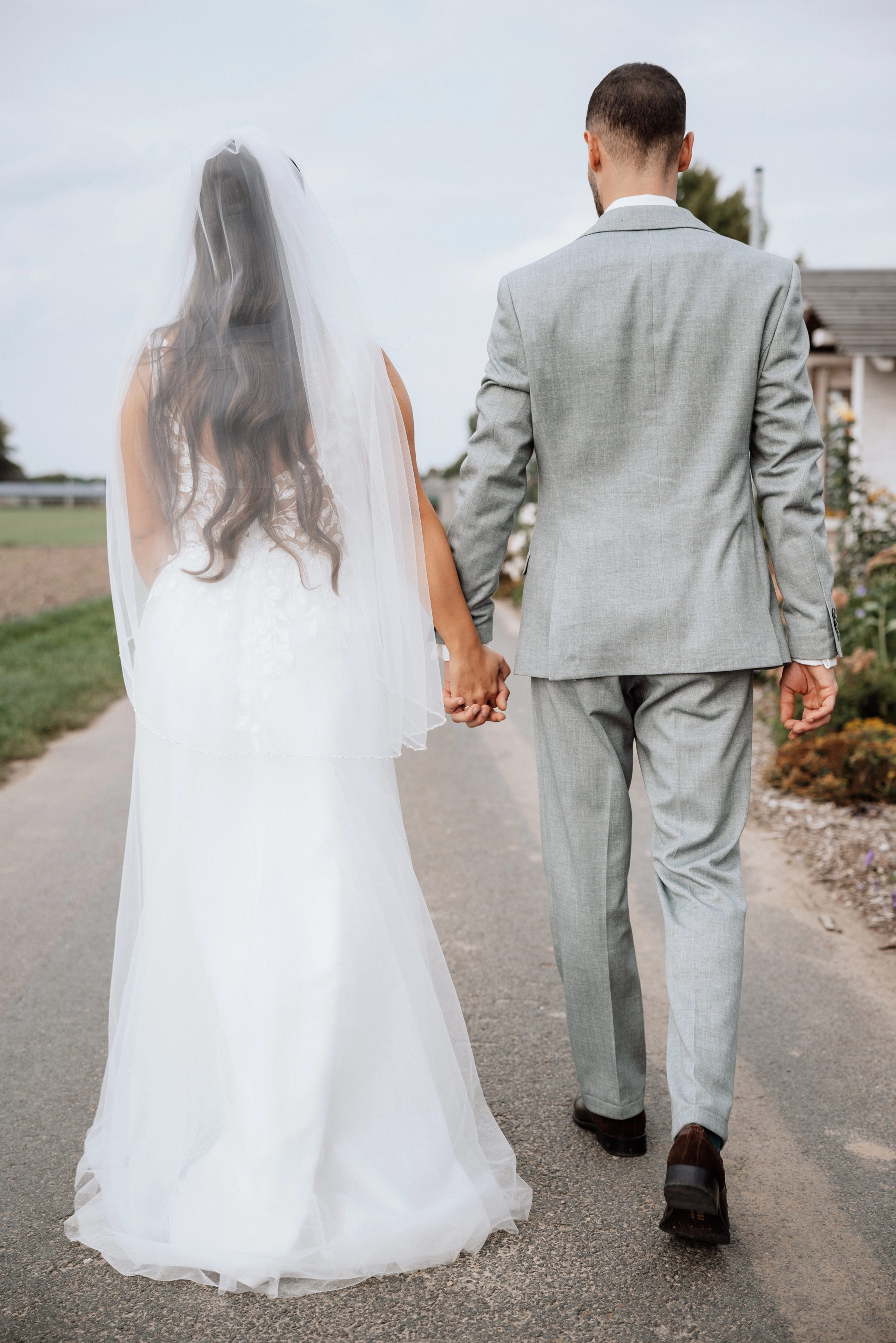 Merve und Timur von hinten, Hand in Hand auf dem Weg