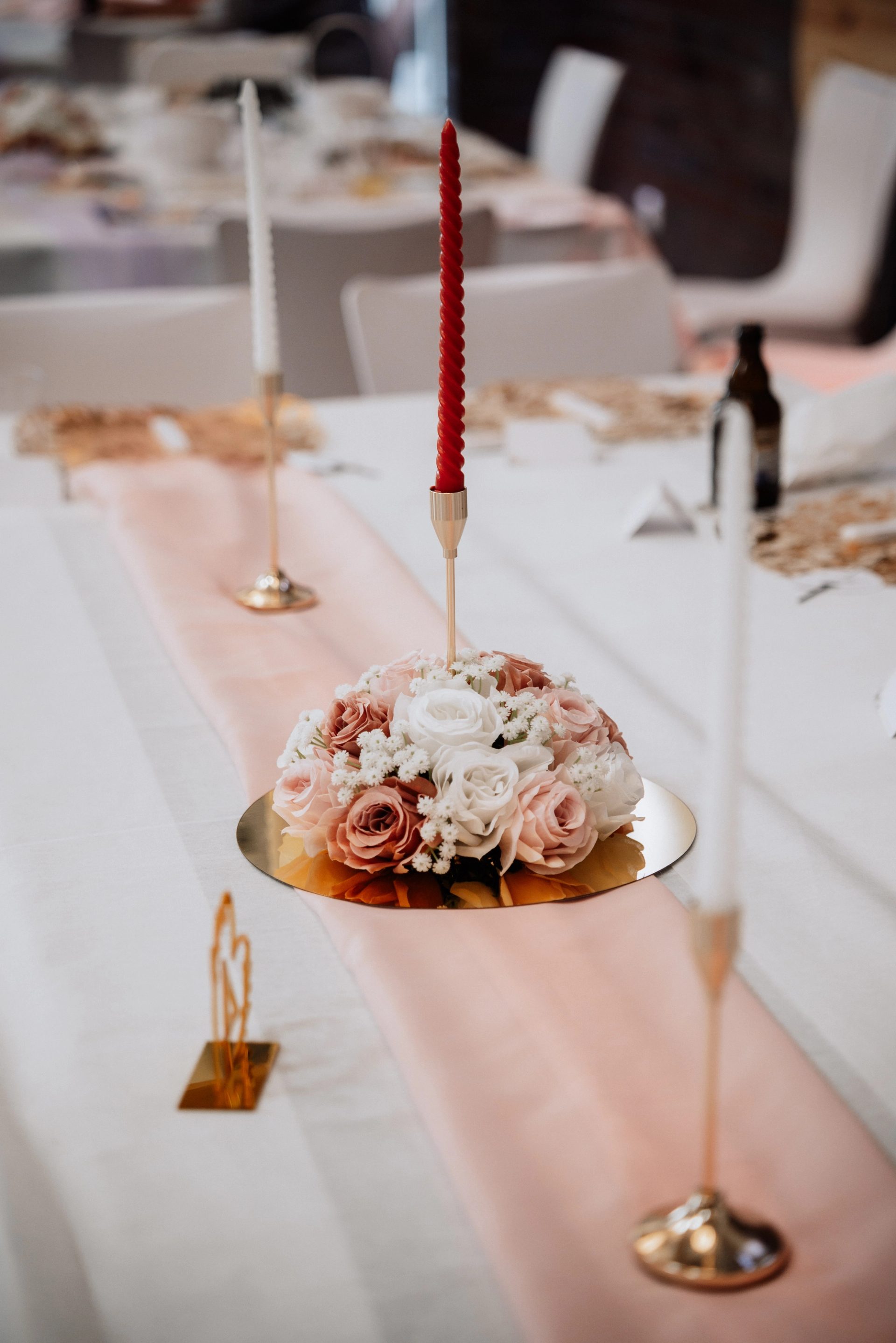 Tischdeko mit Blumen und roter Kerze im TeichbachSaal