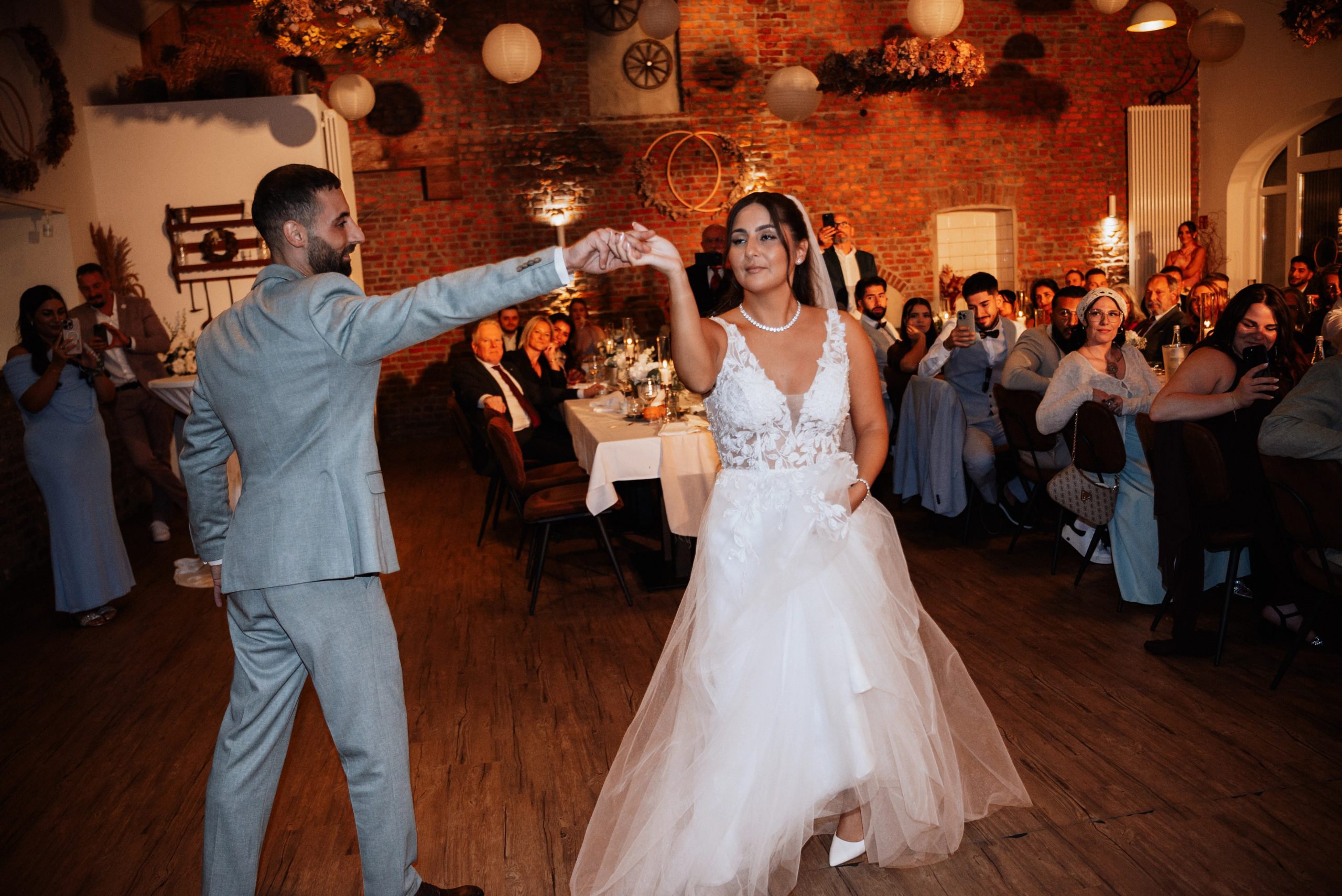 Hochzeit in Straelen: Merve und Timur beim ersten Tanz im Festsaal