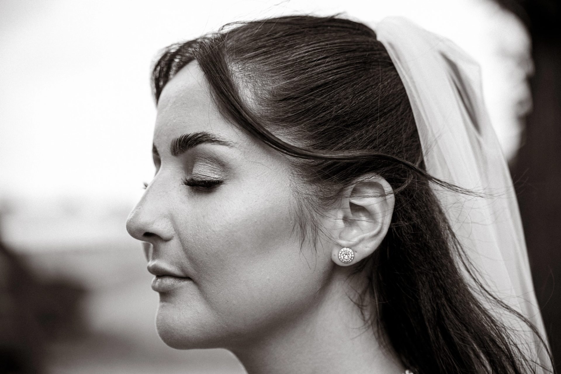 Merve im Profil mit geschlossenen Augen, in Schwarzweiß